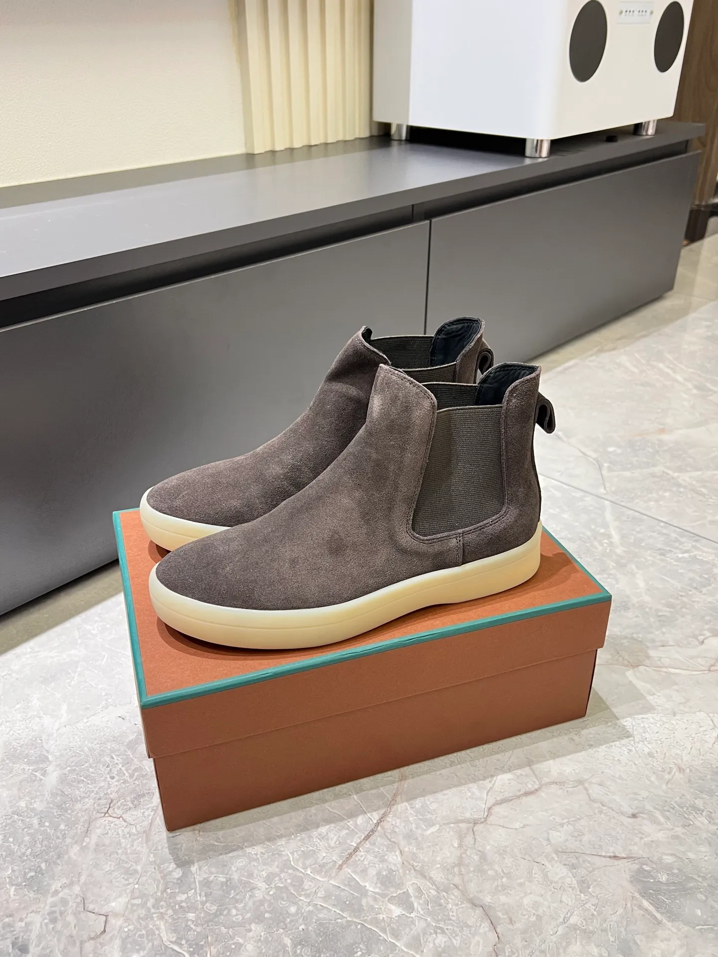 p440 Loro Piana's new niche winter men's mid-top shoes are shipped! The fabric is made of mercerized cowhide imported from Italy, with a sheepskin lining, which is comfortable, breathable and not stuffy to the feet. The outsole is made of natural rubber, which is wear-resistant and non-slip! Size: 38-44 (45.46.)
